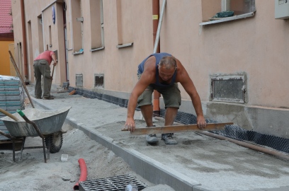 Obrázek galerie Chodník kolem Domu služeb