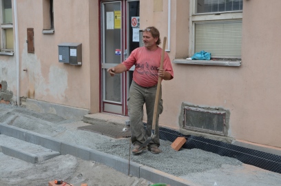 Obrázek galerie Chodník kolem domu služeb