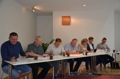 Zástupci obcí podepisují smlouvy "Společně pro školu"