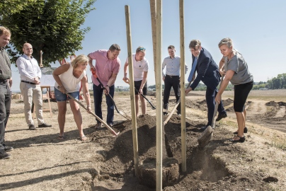 Začala stavba školy - sázení lípy