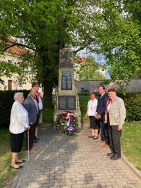 Položení věnce k pomníku květen 2022