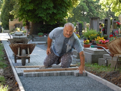 Ilustrační obrázek cesta na hřbitově