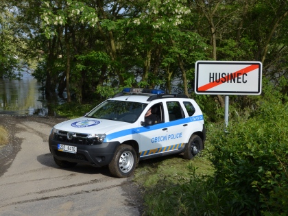 Strážníci pomáhají v Husinci