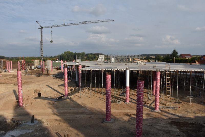 Stavba Neorondelu - začínají práce na stropě